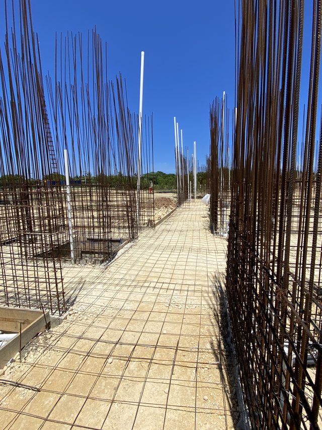Acero estructural y losa en construcción