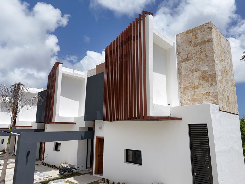 Villas Dreams: fachada con celosías de madera y piedra