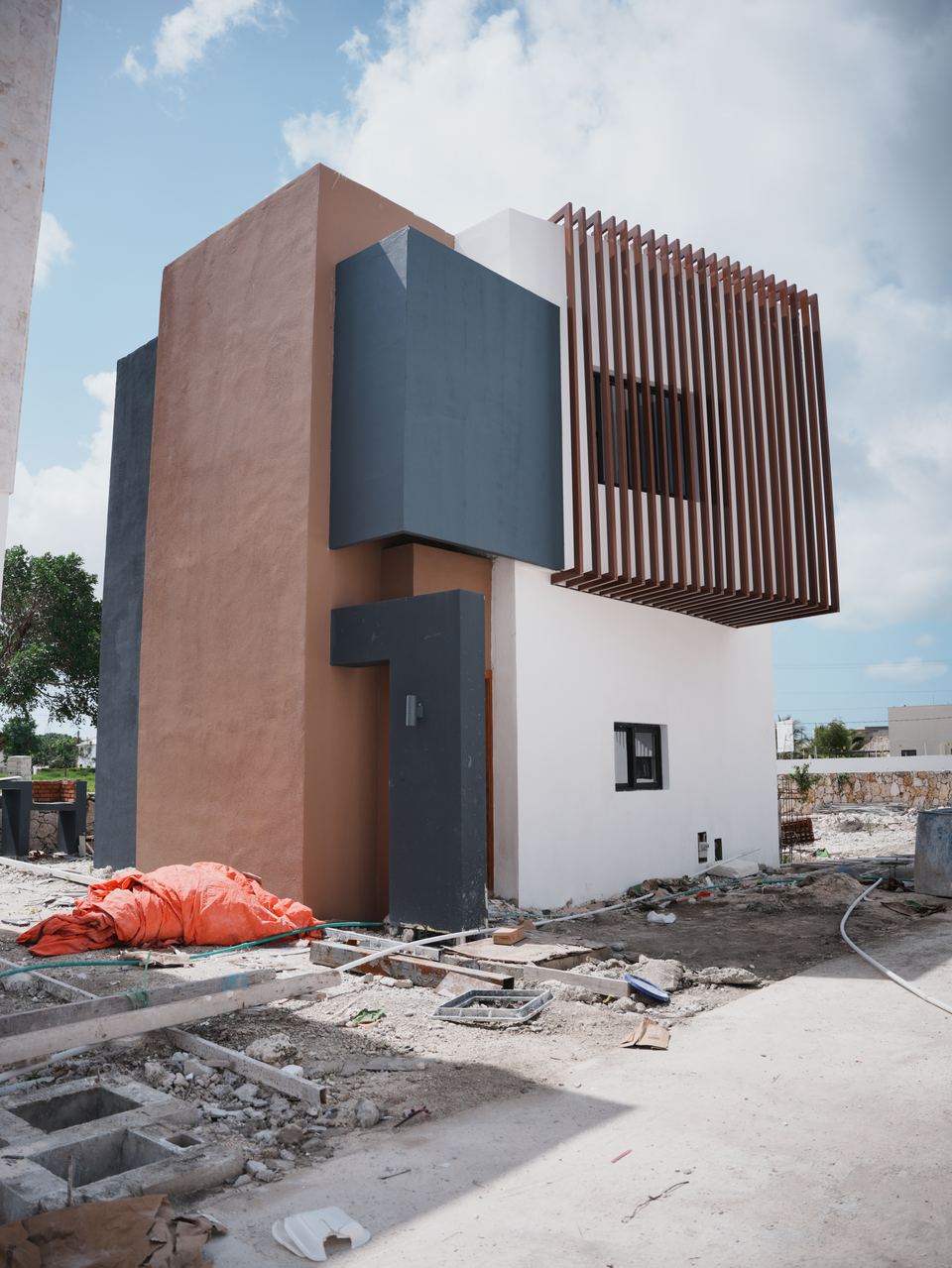 Villas Dreams durante la construcción: volumen con celosías