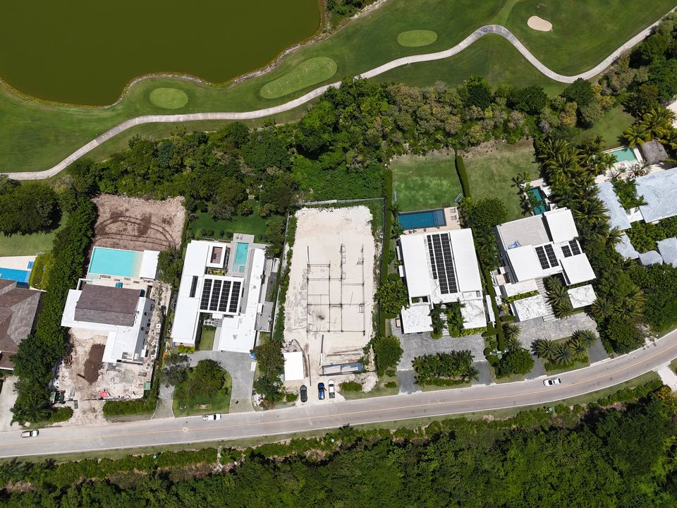 Villa junto al golf: vista aérea con el campo de golf