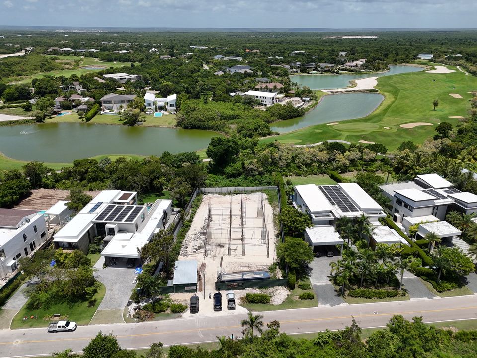 Villa junto al golf: entorno de Hacienda Punta Cana con lago