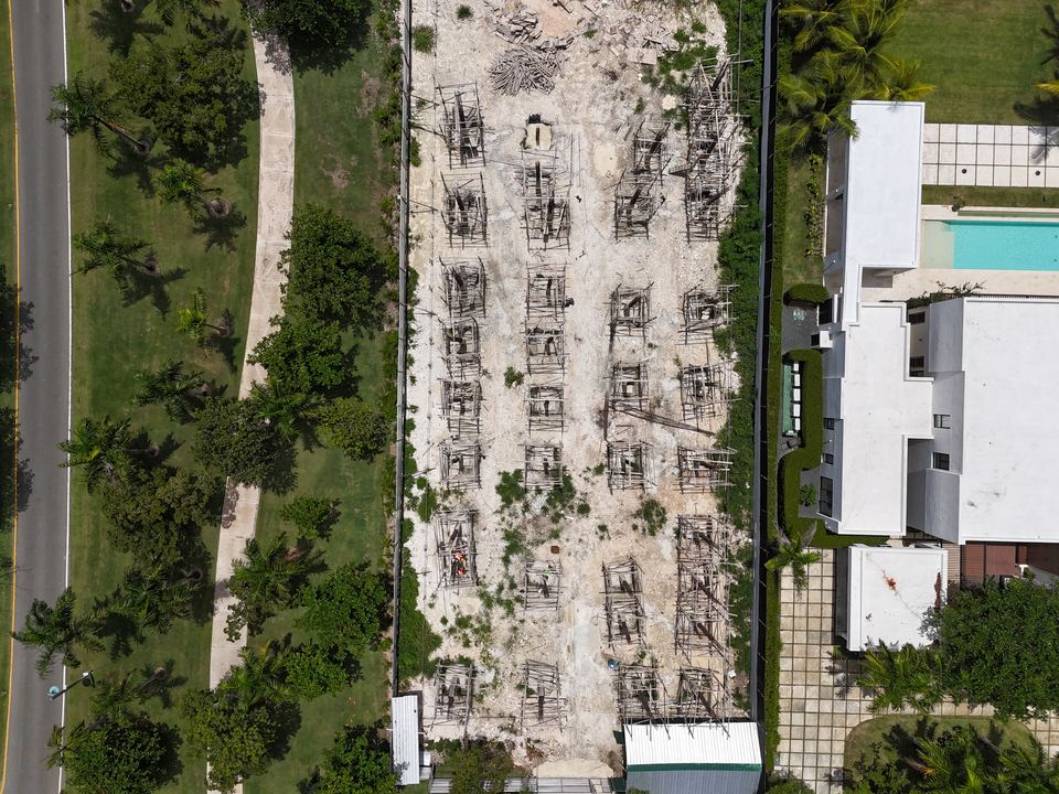 Villa frente a laguna: vista cenital de la estructura