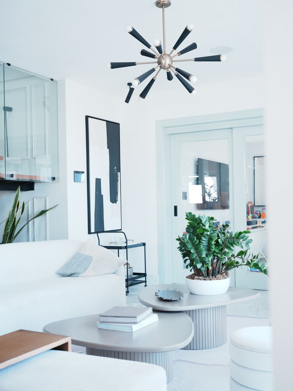 Pent-House Familiar: sala luminosa con lámpara escultórica
