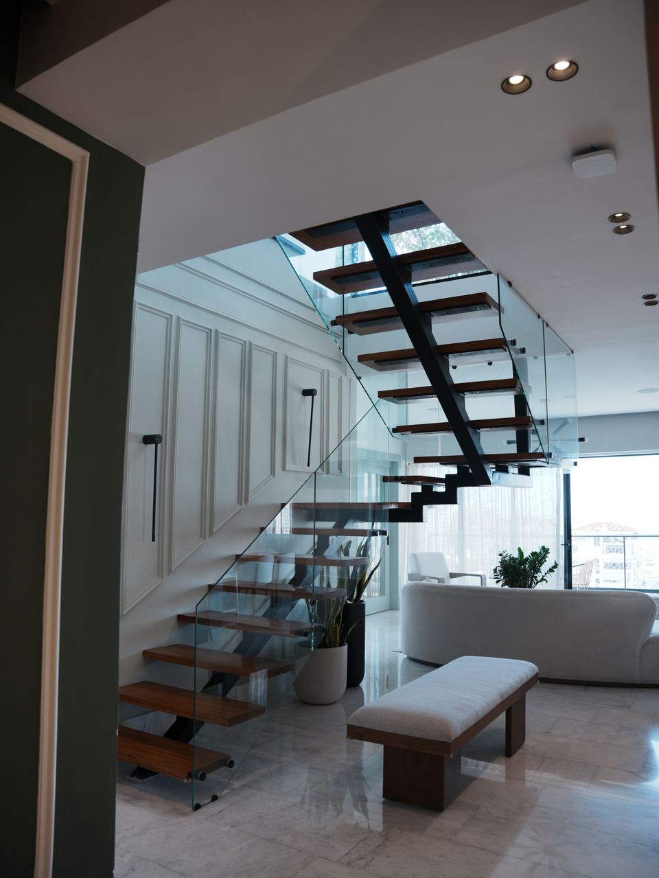 Pent-House Familiar: escalera flotante con baranda de vidrio