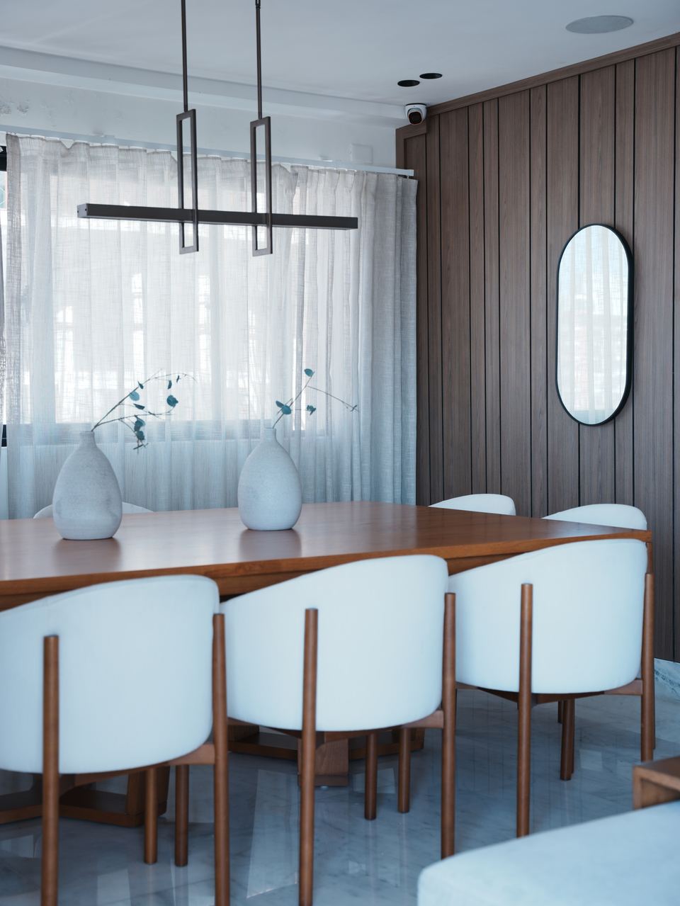 Pent-House Familiar: comedor con cortinas de lino y pared de listones