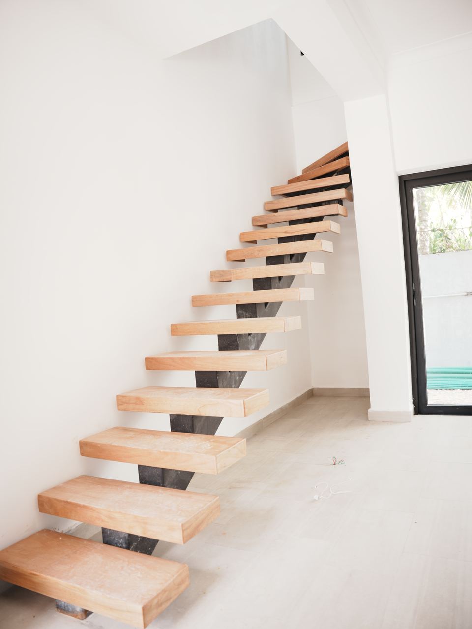 Villas Waves: escalera flotante con peldaños de madera