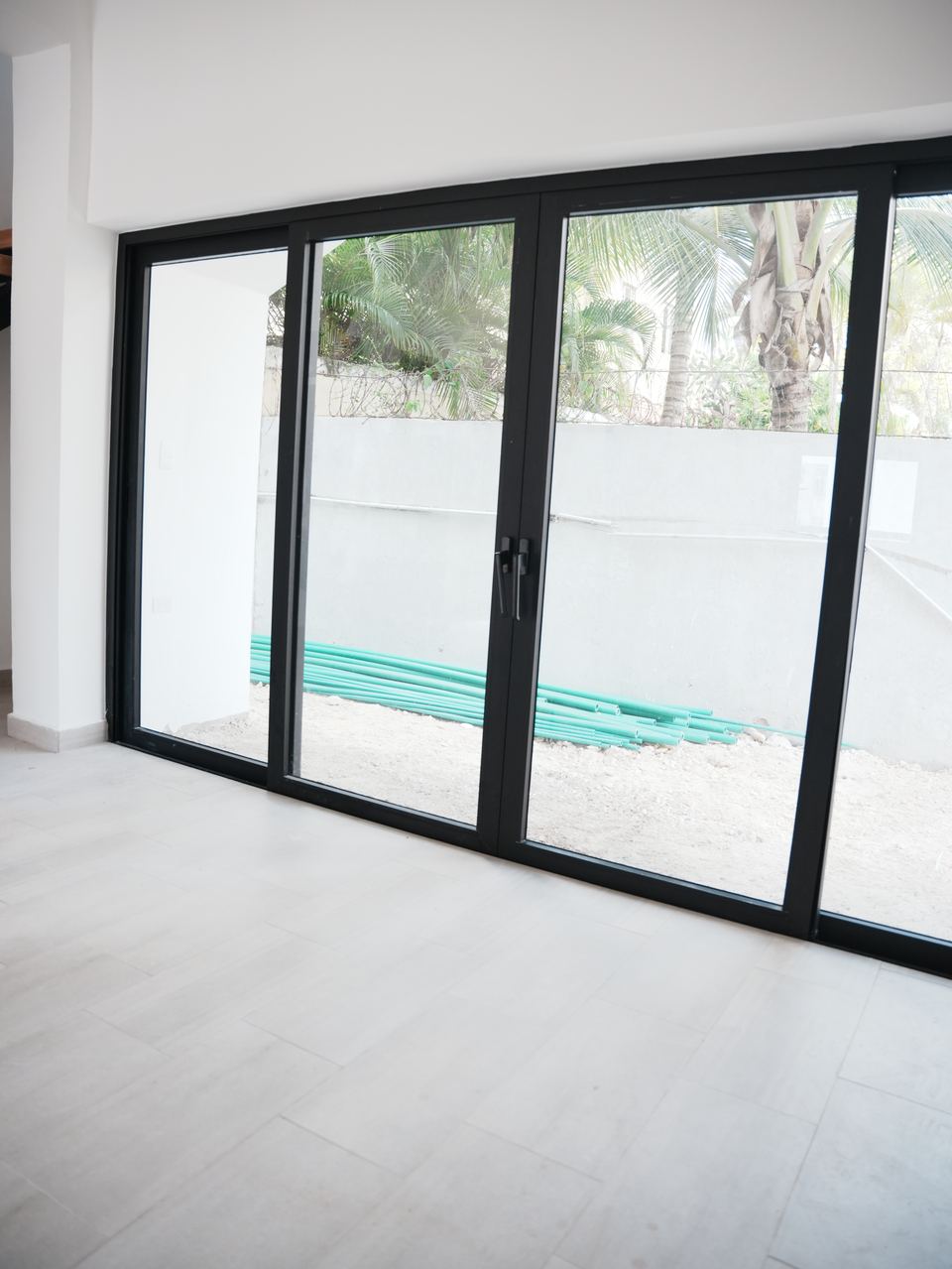 Villas Waves: puertas corredizas de cristal hacia la piscina