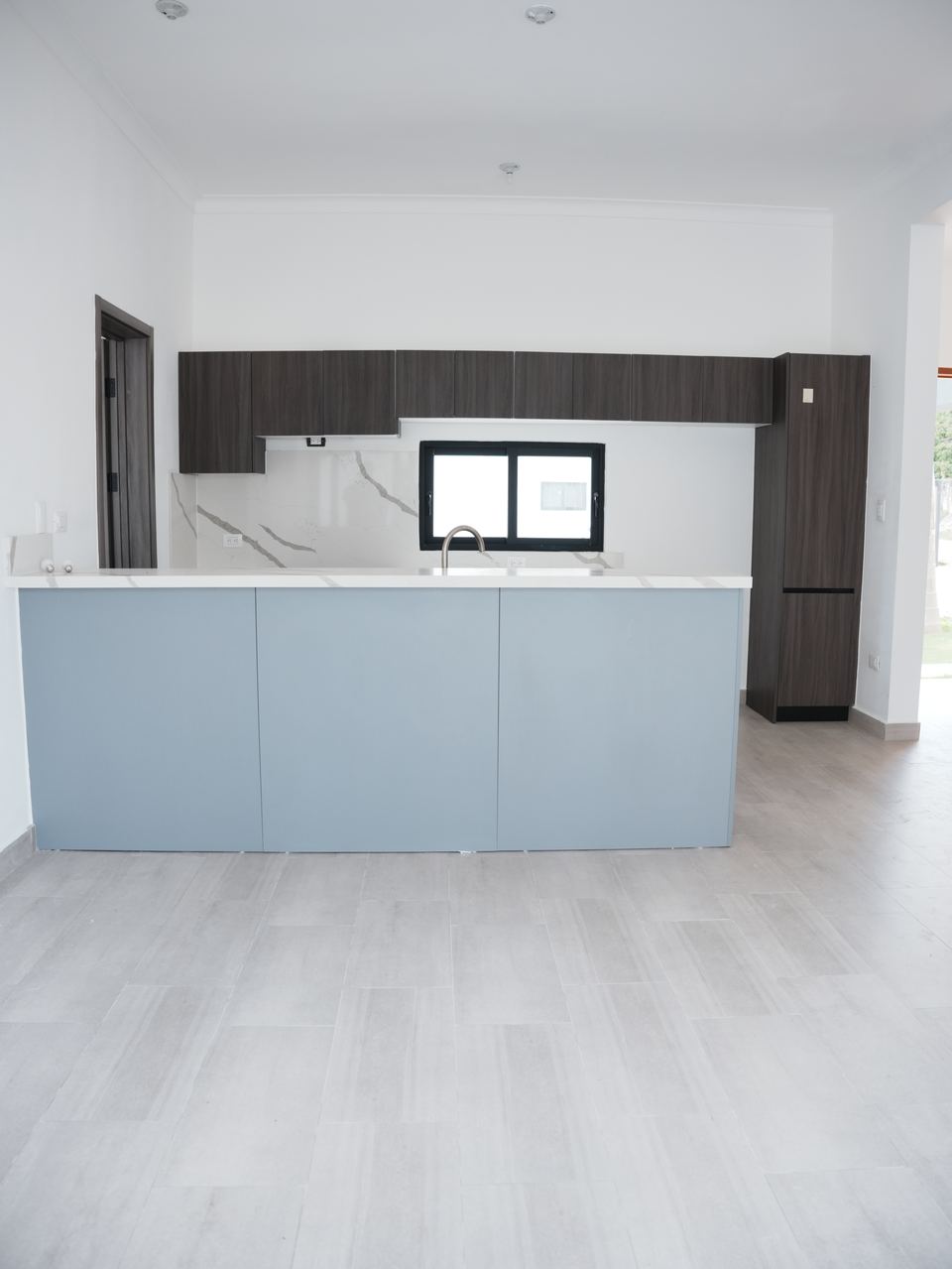 Villas Waves: cocina con isla y gabinetes