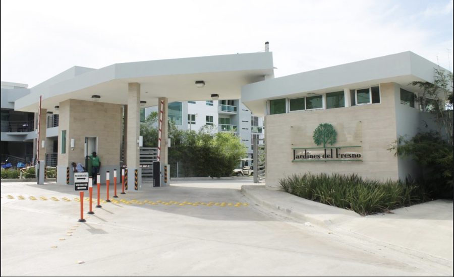 Entrada principal de residencial con caseta de acceso y marquesina moderna en Santo Domingo