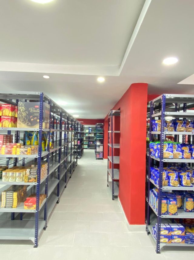 Interior de minimarket remodelado en Santiago con góndolas, piso porcelanato y luces empotradas