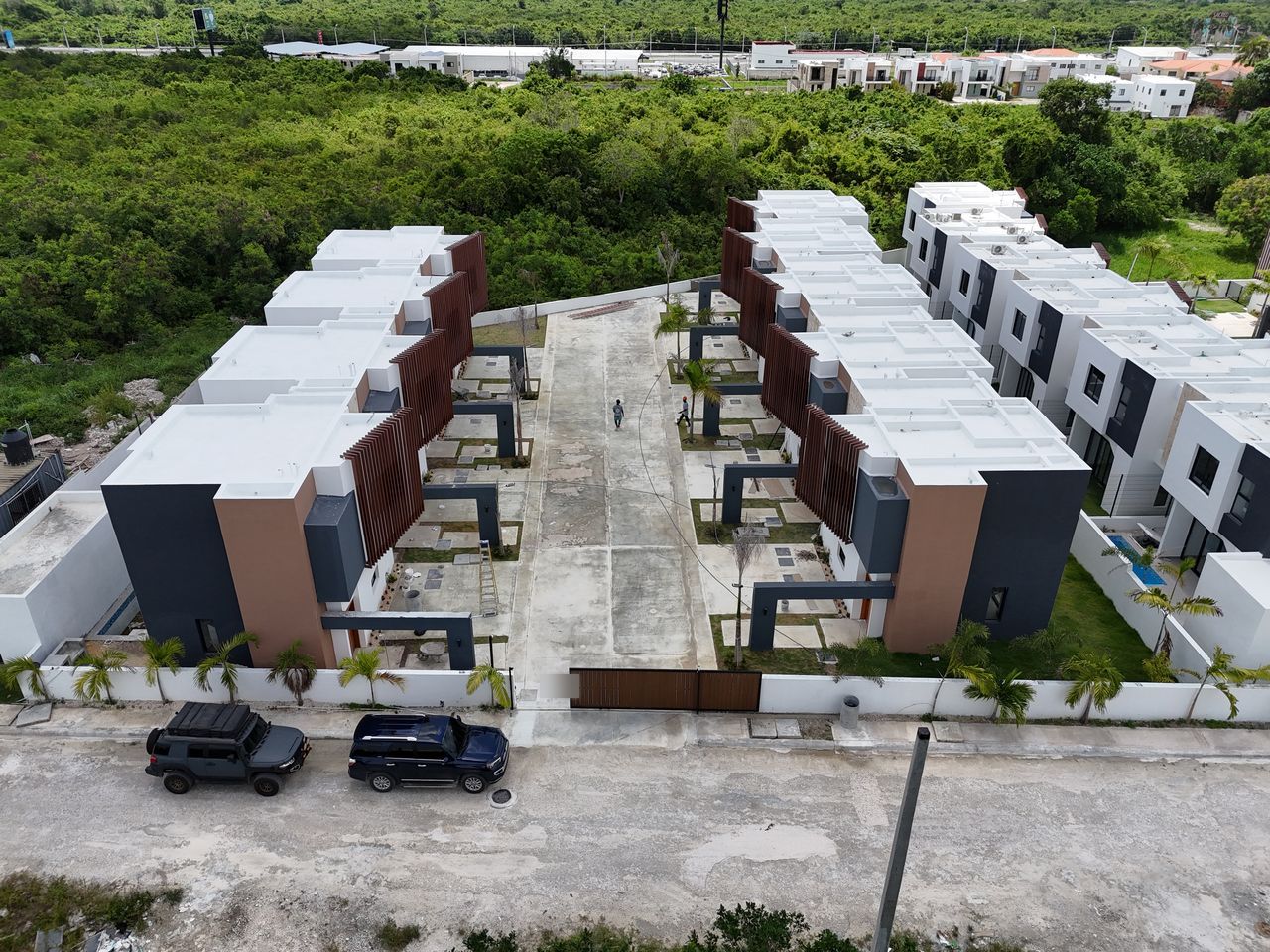 Vista aérea de Villas Dreams en Bávaro: dos hileras de townhouses con celosías de madera